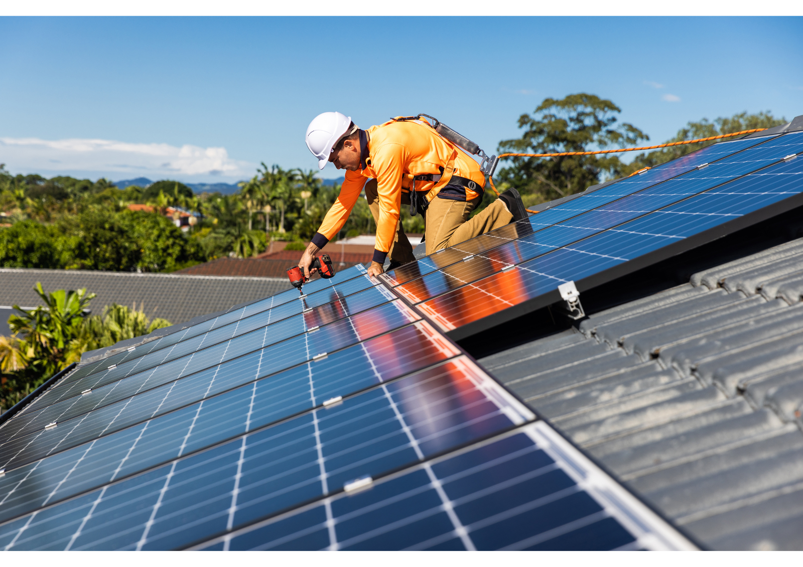 Instalação de módulos fotovoltaicos.
